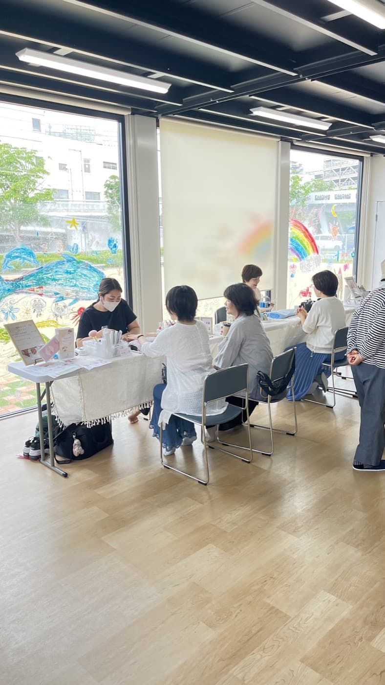 複数のセラピストが並んで施術する会場